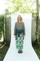 Pantalón holgado tiro alto con elástico en la cintura y estampa Ikat colorida.
