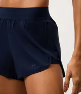 Short deportivo modelo runner con cintura elástica ancha y bajo redondeado. Presenta un diseño holgado y ligero, ideal para actividades físicas.