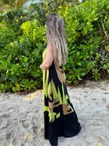 Vestido largo de fibrana con estampado abstracto en tonos fucsia, naranja y negro.