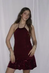Vestido bordó con escote halter, cuello alto y volado en el ruedo.