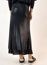 Conjunto plateado brillante de top con breteles finos y pollera larga con efecto mojado.