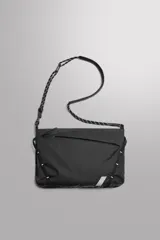 Bandolera deportiva de tejido técnico color negro, con diseño plegable y compartimento principal con cierre de cremallera. Incluye bolsillo frontal con cierre, asa de hombro ajustable con cordón técnico y detalle de logo estampado.