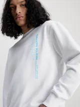 Buzo de felpa blanco con cuello redondo y puños y bajo acanalados. Presenta un logo vertical apilado en color celeste claro en el frente.