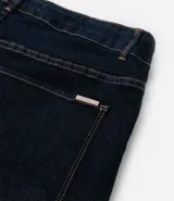 Pantalón de jeans azul oscuro, corte skinny, tiro alto, con bolsillos delanteros y traseros.