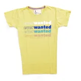 Remera amarilla de algodón con cuello redondo y mangas cortas. Estampado frontal con la palabra "everwanted" repetida cuatro veces en diferentes colores.
