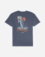 Remera de manga corta color gris azulado con efecto vintage wash. Presenta un gran estampado en la espalda que muestra un delfín saltando del agua con un pez en la boca frente a un sol anaranjado, acompañado por el texto "lost co.".