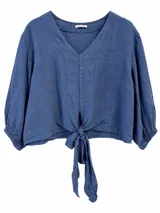 Blusa de lino color azul jean, con escote en V, mangas largas abullonadas con puños elásticos y detalle de nudo en el frente.