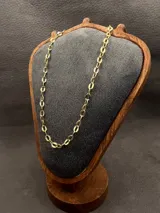 Collar tipo choker de cadena de eslabones ovalados con baño en oro de 18k, de diseño minimalista y atemporal.