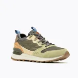 Championes Merrell modelo Alpine 83, con diseño inspirado en el senderismo retro. Presentan una combinación de gamuza y tela en tonos verde oliva, beige y marrón, con suela de goma y cordones técnicos.