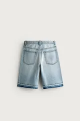 Bermuda de denim de algodón con efecto lavado desgastado en tonos marrones y azules. Tiene tiro medio, diseño de cinco bolsillos, pierna recta de corte holgado y bajo con acabado irregular. Cuenta con cierre frontal de cremallera y botón metálico.