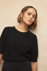 Top tramado color crudo, de manga corta, cuello redondo y elástico en la cintura y mangas.