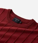 Remera de manga corta color beige, con cuello redondo y tejido texturizado acanalado.