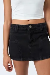 Minifalda de denim negro con diseño de paneles frontales y cierre frontal con botón y cremallera.
