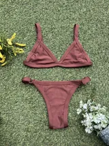 Conjunto de bikini color chocolate, con corpiño triangular fijo con abertura para agregar tazas soft y bombacha colaless regulable.