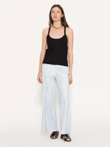 Musculosa de punto color lila con breteles finos.