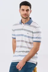 Remera polo de manga corta con diseño a rayas horizontales en tonos azules, celestes, verdes y beiges sobre base azul marino. Presenta cuello camisero con cierre frontal de botones y un pequeño logo bordado en el pecho.