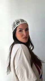 Gorro tipo bucket de crochet color crudo con trama calada.