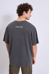 Remera de algodón color marrón con efecto lavado, corte oversize y estampa pequeña en el pecho.