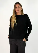 Sweater de punto color negro, con cuello redondo, manga larga y diseño con costura central vertical. Presenta un dobladillo acanalado en la cintura y puños, con un largo asimétrico siendo más corto en la parte delantera y más largo en la parte trasera.