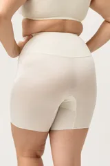 Calza modeladora color piel, tiro alto, confeccionada en lycra reforzada en la zona abdominal.