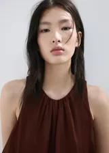 Vestido corto bordó con volantes en capas y tirantes anchos.