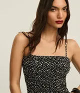 Vestido midi evasé de breteles finos con estampa de corazones, escote recto, lastex en el tronco y recorte fruncido en la cintura. Confeccionado en tricolina con algodón certificado.