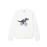 Buzo blanco de algodón con cuello redondo, puños y cintura acanalados. Estampado frontal con el logo de Lacoste y un cocodrilo vestido con ropa de ciclista andando en bicicleta.