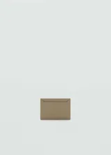 Porta tarjetas de diseño minimalista en color beige, con acabado efecto saffiano y logo de la marca grabado en el frente. Cuenta con múltiples ranuras para tarjetas y un bolsillo central.