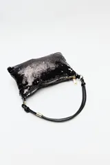 Cartera baguette negra cubierta de lentejuelas, con asa corta de cuero sintético.