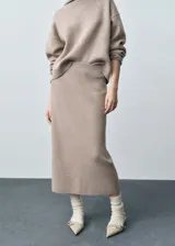 Falda midi de punto con diseño evasé, confeccionada en tejido mezcla de lana. Presenta tiro medio y cintura con elástico para mayor comodidad.