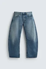 Jeans de denim de algodón, tiro medio, con corte barrel fit amplio en cadera y muslos que se estrecha hacia el tobillo. Presenta efecto lavado y cierre frontal con botones.