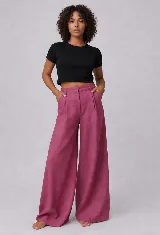 Pantalón de tiro alto con corte relajado y pierna ancha. Confeccionado en lino, presenta pretina con presillas, cierre frontal con botón y tablas delanteras que aportan estructura.