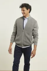 Cardigan de punto color gris, con cierre frontal de metal y cuello tipo Harrington. Presenta tejido de punto fantasía y bolsillos laterales.