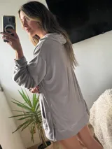 Buzo de plush oversize color fucsia, con capucha y cordones.