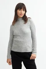 Sweater gris de punto con cuello alto y mangas largas.