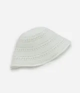 Sombrero tipo bucket de ganchillo color blanco, con diseño de tejido calado y estructura firme.