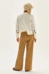 Sweater de cuello redondo con diseño de jacquard floral en cuerpo y mangas, confeccionado en tejido de punto con terminaciones acanaladas en puños y ruedo.