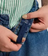 Short mom de jeans azul con bordado richelieu en el ruedo.