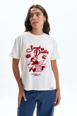 Remera de manga corta color crudo con estampa frontal de Minnie Mouse en tonos rojizos y texto decorativo.