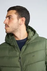 Campera puffer de hombre con capucha, cierre frontal completo y bolsillos laterales. Diseño acolchado con costuras horizontales.