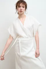 Vestido kimono midi azul marino de lino con escote en V, mangas cortas amplias y lazo en la cintura.