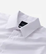 Camisa de microfibra de manga larga color negro, de calce regular, con cuello camisero y cierre frontal con botones. Incorpora tecnología Easy Care para un secado rápido y menor formación de arrugas.