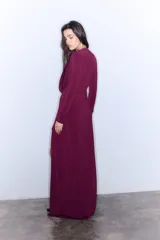 Vestido largo color borgoña, de punto con escote pronunciado en V y buche con tablas.
