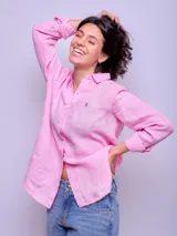 Camisa de lino color celeste, de manga larga, con cierre frontal de botones y cuello camisero.