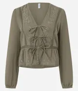 Blusa tipo bata de algodón color verde oliva, con escote en V, cierre frontal mediante lazos, mangas largas y detalles de bordados florales y encaje en el frente.