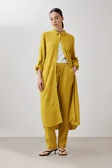 Pantalón de pijama color verde pistacho, de lino, con cintura elástica y cordón ajustable.