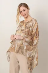 Blusa de seda estampada con diseño estilo pañuelo, cuello redondo y mangas murciélago holgadas.