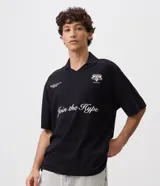 Remera de algodón para hombre con diseño boxy, cuello polo y escote en V. Presenta mangas cortas y estampas localizadas en el frente, incluyendo la frase 'Join the Hype'.