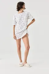 Camisón de algodón blanco con estampado de gatitos y corazones rojos, de corte holgado y manga corta.