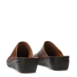 Zuecos de cuero negro con diseño de punta cerrada y suela de plataforma baja con costuras visibles.